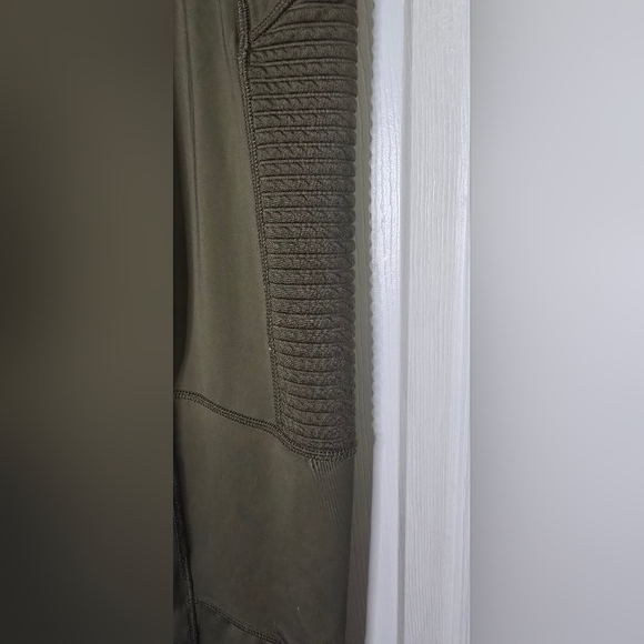 Fabletics Motion365+ High-Waisted Moto Legging 28" - Picture 4 of 9